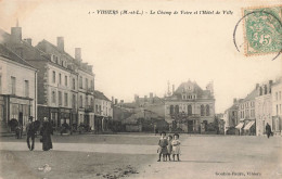 Vihiers * Le Champ De Foire Et L'hôtel De Ville * Grand Café Français * Enfants Villageois Place - Autres & Non Classés