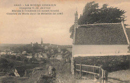 La Roche Derrien * Un Coin Du Village Et La Chapelle N.d. De Pitié * Enfants Villageois - Autres & Non Classés