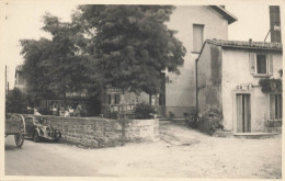 La Tour De Salvagny * Vue Intérieure Du Village , Café , Hôtel * Automobile Ancienne Voiture * Villageois - Andere & Zonder Classificatie