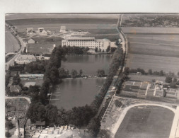 D2602) HORN - Alte LUFTBILD AK Mit SCHULE Sportplatz U. Gewässer Mit Straße U. Häusern - Horn