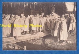 CPA Photo - Formation Au Génie ? école D' Artillerie ? - Groupe De Soldat Avec Capote ( Voir Zoom ) - Uniforme Chechia - Uniformes