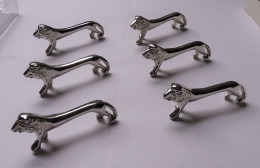 VINTAGE 1980 LOT 6 PORTE COUTEAUX EN METAL ARGENTE LES LIONS TBE EN BOITE - Silverware