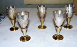 LOT DE 4 PETITS VERRES A LIQUEUR EN METAL ARGENTE ET DORE BON ETAT PROPRE - Zilverwerk