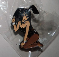 Pin's Pin Epingle FEMME SEXY Bunny Girl Senpai NEUVE 4 X 2 Cm Environ - Pin-ups