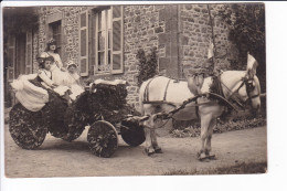 3 Jeunes Filles (1 Coiffe Alsacienne!!) Sur Une Vielle Auto Décorée De Feuillage Et Attelée à 1 Cheval Pavoisé - Carnival