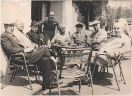 PHOTO De LABARTHE-INARD - Groupe D'Anciens à La Terrasse D'un Café En 1982. - Pibrac