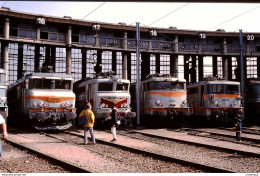 Photo Diapo Diapositive Slide Train Wagon Locomotives Electriques SNCF Rotonde VSG Le 3/10/1998 VOIR ZOOM - Diapositives