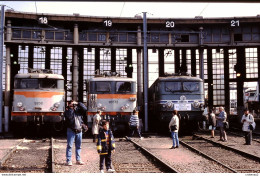 Photo Diapo Diapositive Slide Train Wagon Locomotives Electriques SNCF Rotonde VSG Le 3/10/1998 VOIR ZOOM - Diapositives