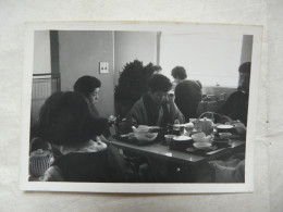 PHOTO ANCIENNE ( 6,5 X 9 Cm) : JAPON - Scène Animée (Au Restaurant) - Asie