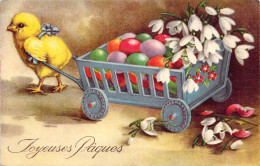 PAQUES - Poussin Tracte Une Remorque Chargée D'oeufs De Différentes Couleurs Et Fleurs - Carte Postale Ancienne - Pâques