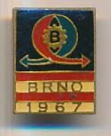 Broche Métallique 15 X 20 Mm BRNO 1967 - Broschen