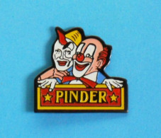 1 PIN'S  //   ** LES CLOWNS / DU CIRQUE PINDER / FONDÉ EN 1854 / PAR LES FRÈRES WILLIAM ET GEORGE PINDER ** - Personnes Célèbres