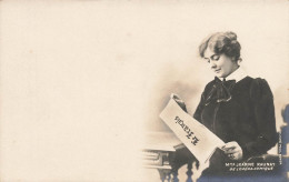 Jeanne RAUNAY Raunay * Carte Photo * Artiste Célébrité * Opéra Comique * Lisant Le Journal Le Français - Artiesten