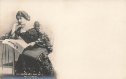 Lucienne BREVAL Bréval * Carte Photo * Artiste Célébrité * Opéra * Lisant Le Journal Le Français - Artistes