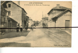 CPA . ISERE. D38. LES AVENIÉRES  .L’Avenue Et La Gare Du  Tramway - Les Avenières