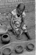 CONGO - Kasai - Petite Vieille Modelant Des Pots En Terre - Carte Postale Ancienne - Other & Unclassified