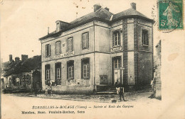 EGRISELLES LE BOCAGE MAIRIE ET ECOLE DES GARCONS AVEC GENDARME DEVANT - Egriselles Le Bocage