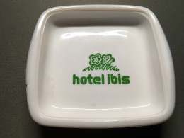 Cendrier Hôtel Ibis. - Porcelana