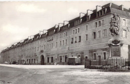 FRANCE - 55 - Stenay - Le Monument, La Caserne - Carte Postale Ancienne - Stenay