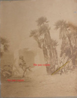 Photo 1880's Enfant Sur Un Puit Dans Oasis Palmeraie Algérie Tunisie France Tirage Albuminé Albumen Print Vintage - Old (before 1900)