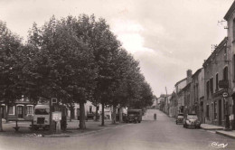 42 Loire - CPSM - ANDREZIEUX - Place Du Forez - Garage - - Andrézieux-Bouthéon