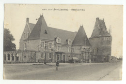 72/ CPA A - La Flèche - Hotel De Ville (vieille Voiture) - La Fleche