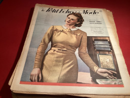 Le Petit écho De La Mode Magazine De Mode Paris 1940, Numéro 11 Petite Robe Pour Le Printemps Femme Devant Un Transistor - Fashion