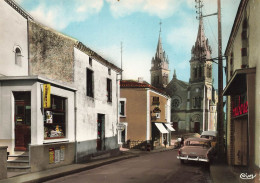 Les Essarts * Une Rue Du Village * Boucherie * Commerce Magasin Journaux * Automobiles Anciennes * Villageois église - Les Essarts