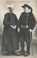 29 Gouezec Homme Et Femme CPA Bretagne Folklore Costume Breton Coiffe - Gouézec
