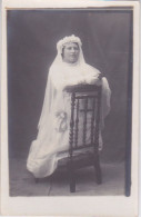 CARTE-PHOTO -   JEUNE FILLE COMMUNIANTE -  PHOTOGRAPHIE EN STUDIO - COIFFE VOILE - Comunioni