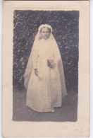 CARTE-PHOTO -  JEUNE FILLE COMMUNIANTE -  PHOTOGRAPHIE EN STUDIO - COIFFE VOILE - Communion