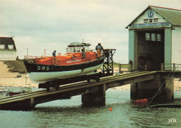 Trégunc * Lancement Du " CANOT TOUS TEMPS " * Bateau Canot De Sauvetage Sauveteurs Abri * TP + CACHETS Au Dos - Trégunc