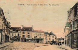 77 - TOURNAN - S20926 - Place De L'Hôtel De Ville - Ancien Marché Au Blé - Carte Toilée - En L'état Pli - Tournan En Brie