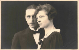 COUPLES - Photo D'un Homme Et Une Femme - Nœud Papillon - Femme De Profil - Carte Postale Ancienne - Paare