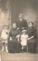 ENFANTS - Un Couple Avec Leurs Enfants Et Leur Grand-mère - Carte Postale Ancienne - Grupo De Niños Y Familias