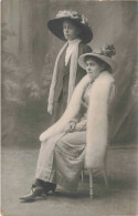 FEMMES - Portrait De Deux Jeunes Femmes Portant Un Chapeau - Carte Postale Ancienne - Mujeres