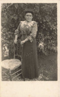 CARTE PHOTO - Photographie - Portrait D'une Femme à L'extérieur - Carte Postale Ancienne - Photographs