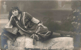 CARTE PHOTO - Photographie - Portrait D'une Femme Allongée Sur Un Divan - Carte Postale Ancienne - Fotografie