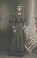 CARTE PHOTO - Photographie - Portrait D'une Femme Tenant Une Chaise - Carte Postale Ancienne - Photographs