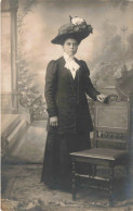 CARTE PHOTO - Photographie - Portrait D'une Femme Tenant Une Chaise - Carte Postale Ancienne - Fotografie