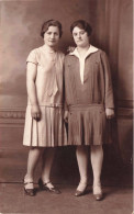 CARTE PHOTO - Photographie - Portrait De Femmes Jumelles - Carte Postale Ancienne - Fotografie