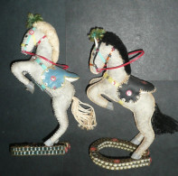 Lot 2 Jouets Figurines Chevaux De Cirque, Cheval, Sequins Scoubidous 1970's - Pferde