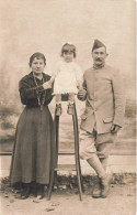 MILITARIA - Portrait D'un Soldat Avec Sa Famille - Carte Postale Ancienne - Personnages