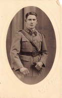 MILITARIA - Médaillon - Portrait D'un Soldat - Carte Postale Ancienne - Personnages