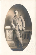 MILITARIA - Médaillon - Portrait D'un Soldat - Carte Postale Ancienne - Characters