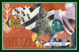 Télécarte France 50 U Bretagne 1/2 T2G 07/01 Tir. 90 000 Ex Triskel Broderie Drapeau Breizh, Utilisée TB - 2001