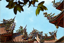 Taiwan Taipei City Lung Shan Temple Flying Figures On The Roof - Taiwán