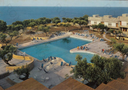 CARTOLINA  ISOLA CAPO RIZZUTO,CROTONE,CALABRIA-HOTEL-VILLAGGIO VALTUR-LA PISCINA-BOLLO STACCATO,VIAGGIATA 1969 - Crotone