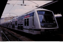 Photo Diapo Diapositive Slide Train Wagon Locomotive Rame SNCF EOLE N°221524 Le 28/05/1999 VOIR ZOOM - Diapositives