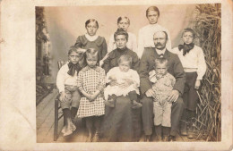 CARTE PHOTO - Photographie - Des Parents Et Leurs 10 Enfants - Carte Postale Ancienne - Fotografie